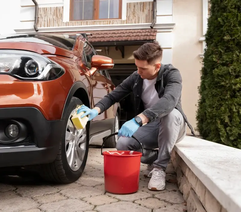 Lavage auto à domicile Dommery : professionnel intervenant sur un véhicule